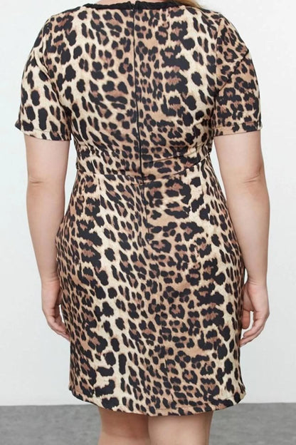 Women Fashion Stylish Plus Size Mini Length Crew Neck Fitted Leopard Patterned Woven Plus Size Dress