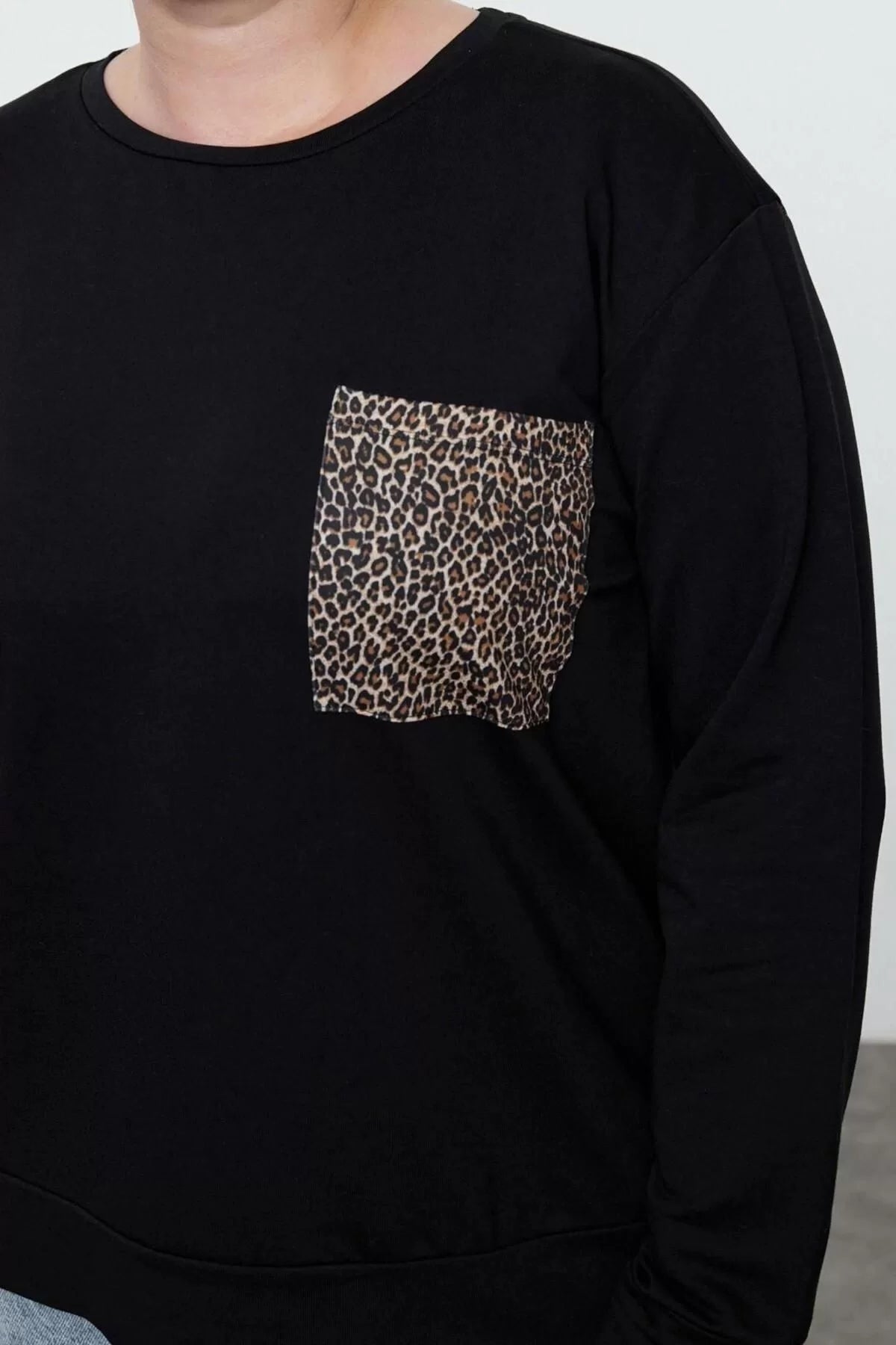 Women's Plus Size Crew Neck Standard Sleeve Leopard Pattern Pocket Print Detailed Fit Sweatshirt