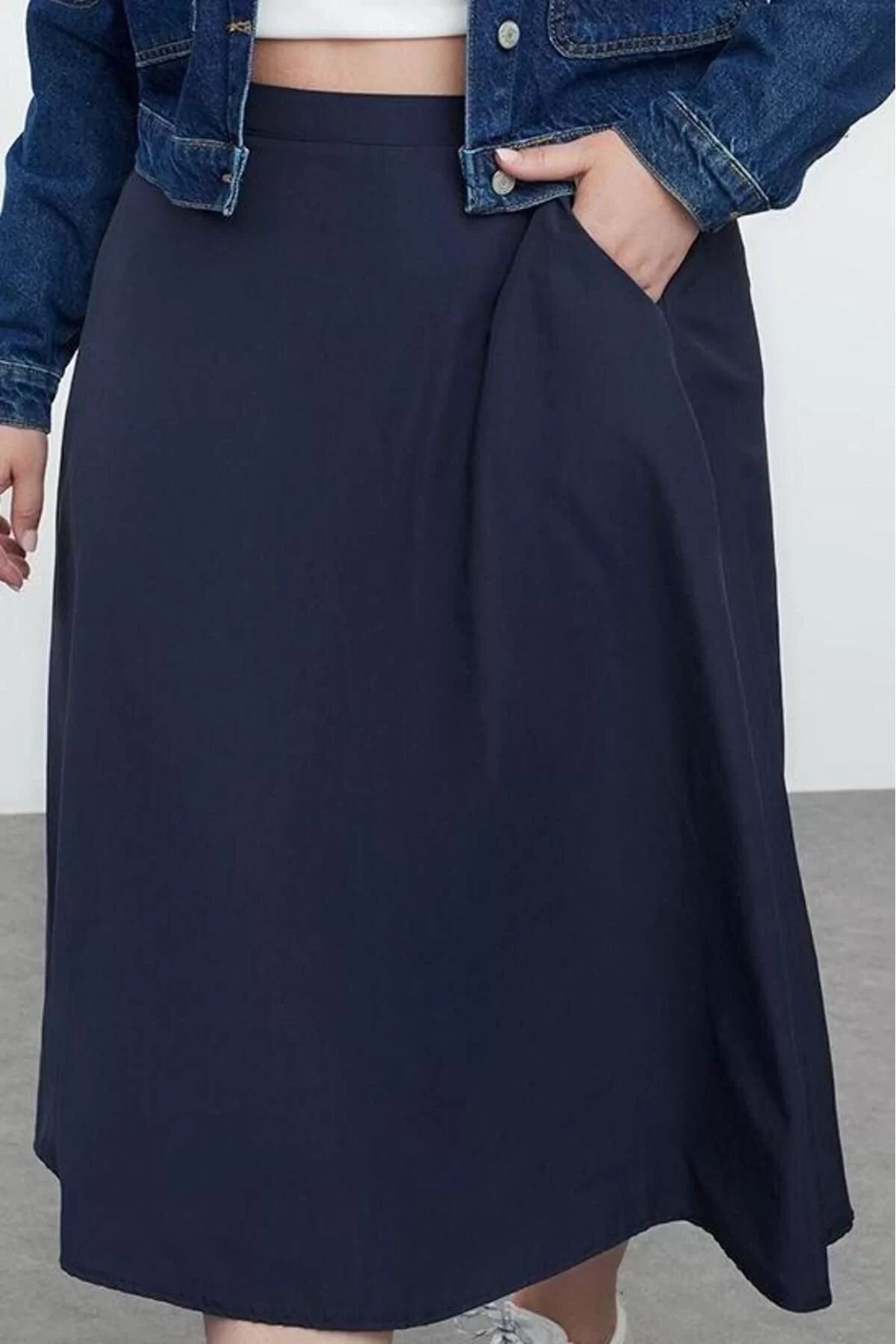 Women Fashion Style Maxi Unlined Woven Plus Size Maxi Zippered Elastic Back Woven Skirt