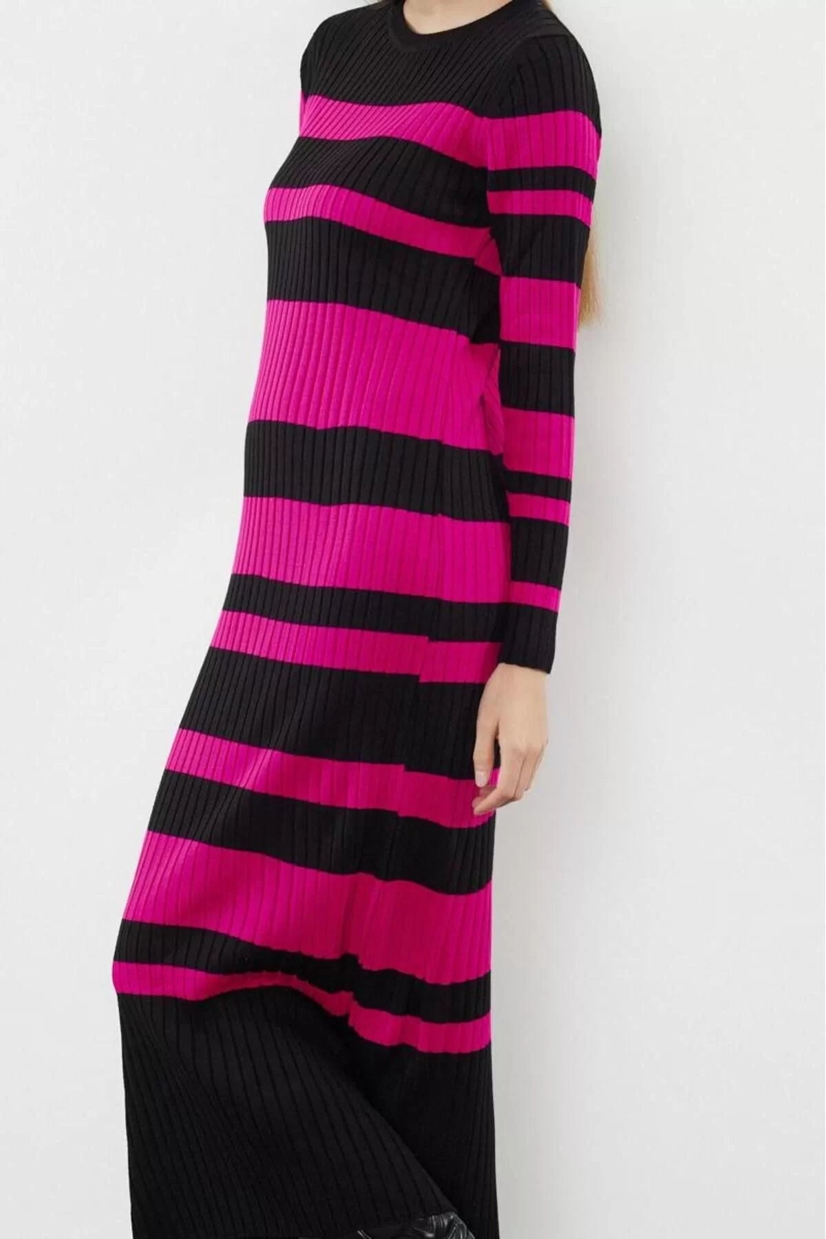 Women Fashion Stylish Hijab Maxi Length Crew Neck Fitted Fuchsia Color Block Ribbed Knit Sweater Dress