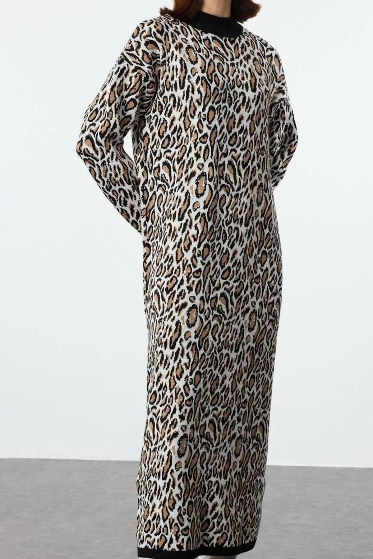 Women Fashion Stylish Hijab Maxi Length Stand Collar Regular Leopard Patterned Knit Dress