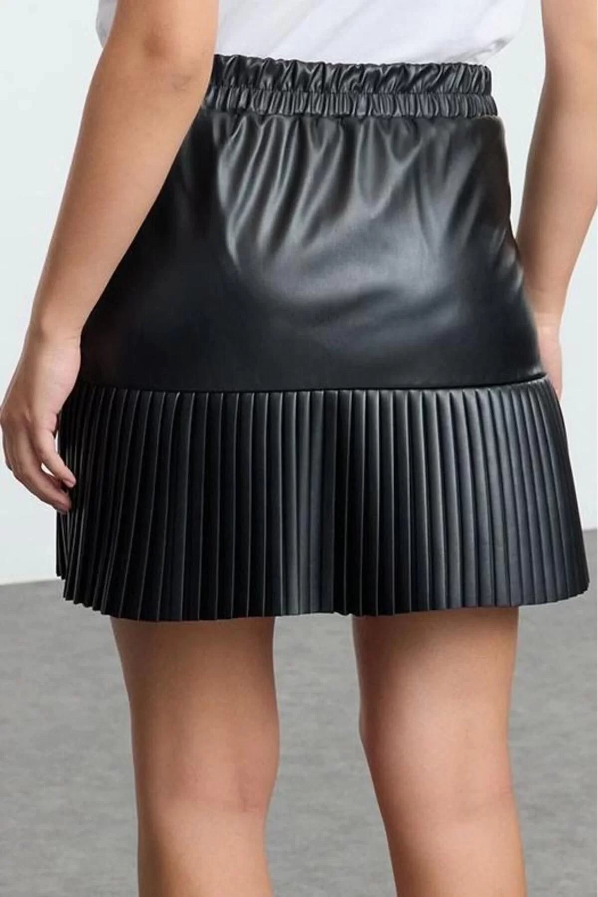 Women Fashion Style Mini Unlined Woven Back Waist Elastic Pleated Detail Faux Leather Fabric Woven Skirt