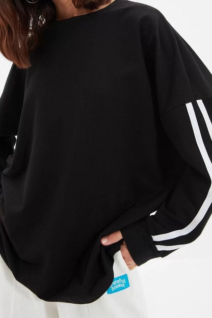 Women's Fashion Stylish Oversize Crew Neck Low Sleeve Long Stripe Detailed Wide Pattern Thin Knitted Sweatshirt