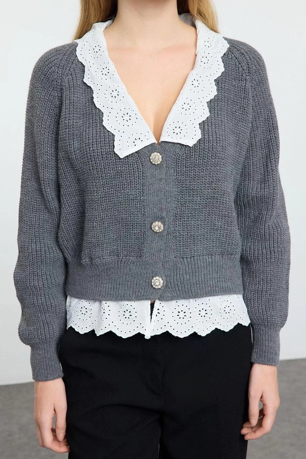 Women Fashion Stylish V Neck Raglan Sleeve Regular Crop Woven Garni Detailed Knitwear Cardigan