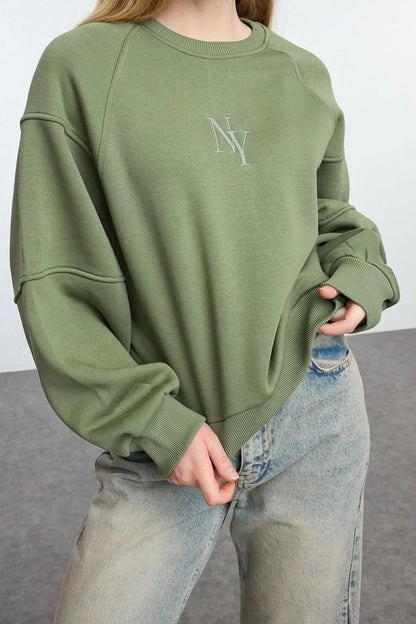 Women Fashion Stylish Regular Crew Neck Low Sleeve Crop Fit Embroidered Thick Fleece Knitted Sweatshirt