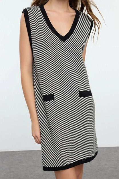 Women Fashion Stylish Mini Length V Neck Regular Knit Color Block Dress