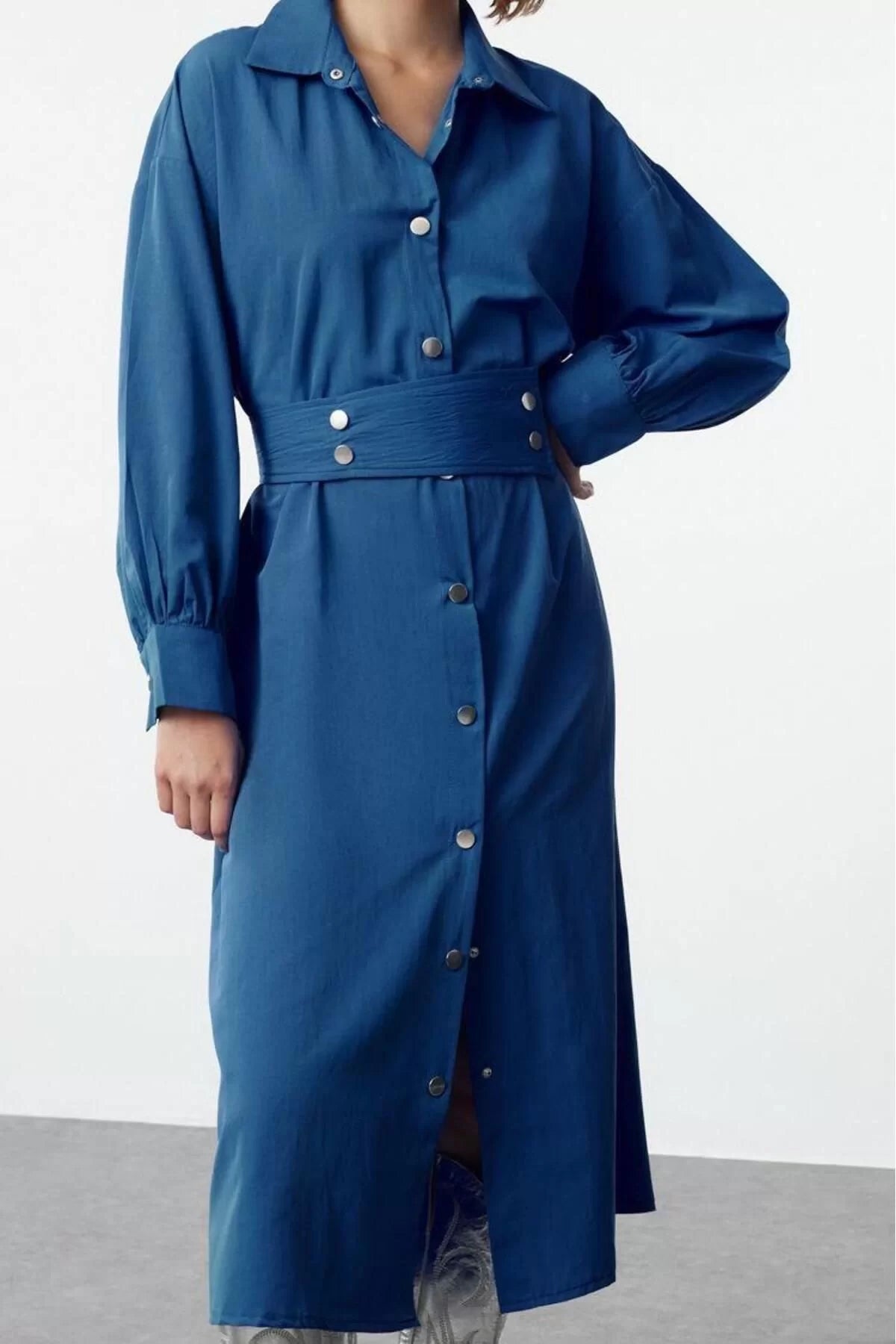 Women's Midi Length Shirt Collar Regular Belted Snap Detail Low Sleeve Wide Pattern Woven Shirt Dress