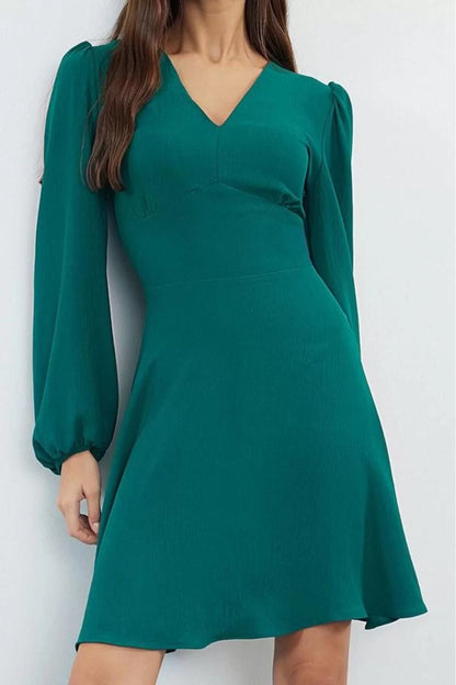 Women's Fashion Stylish Mini Length V Neck Regular A Cut Balloon Sleeve Detailed Woven Dress