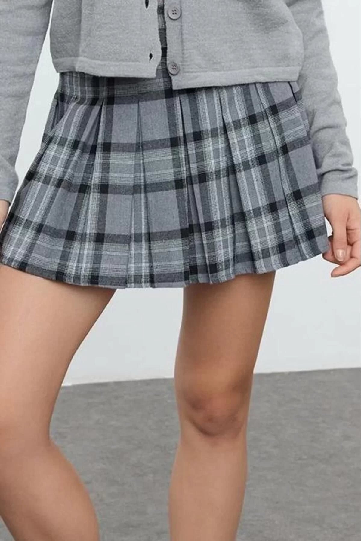 Women Fashion Style Mini Unlined Woven Pleated Plaid Patterned Woven Mini Skirt