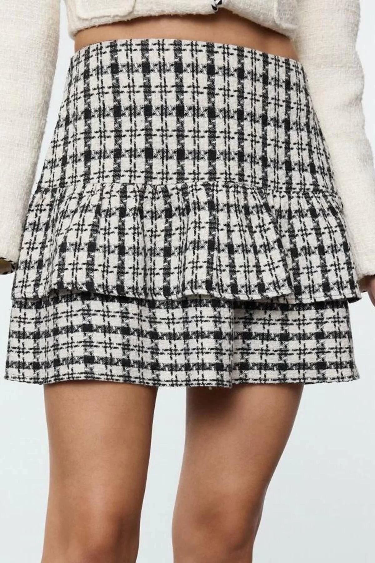 Women Fashion Style Mini Unlined Woven Skirt Ruffle Detail Plaid Patterned Flannel Fabric Mini Skirt