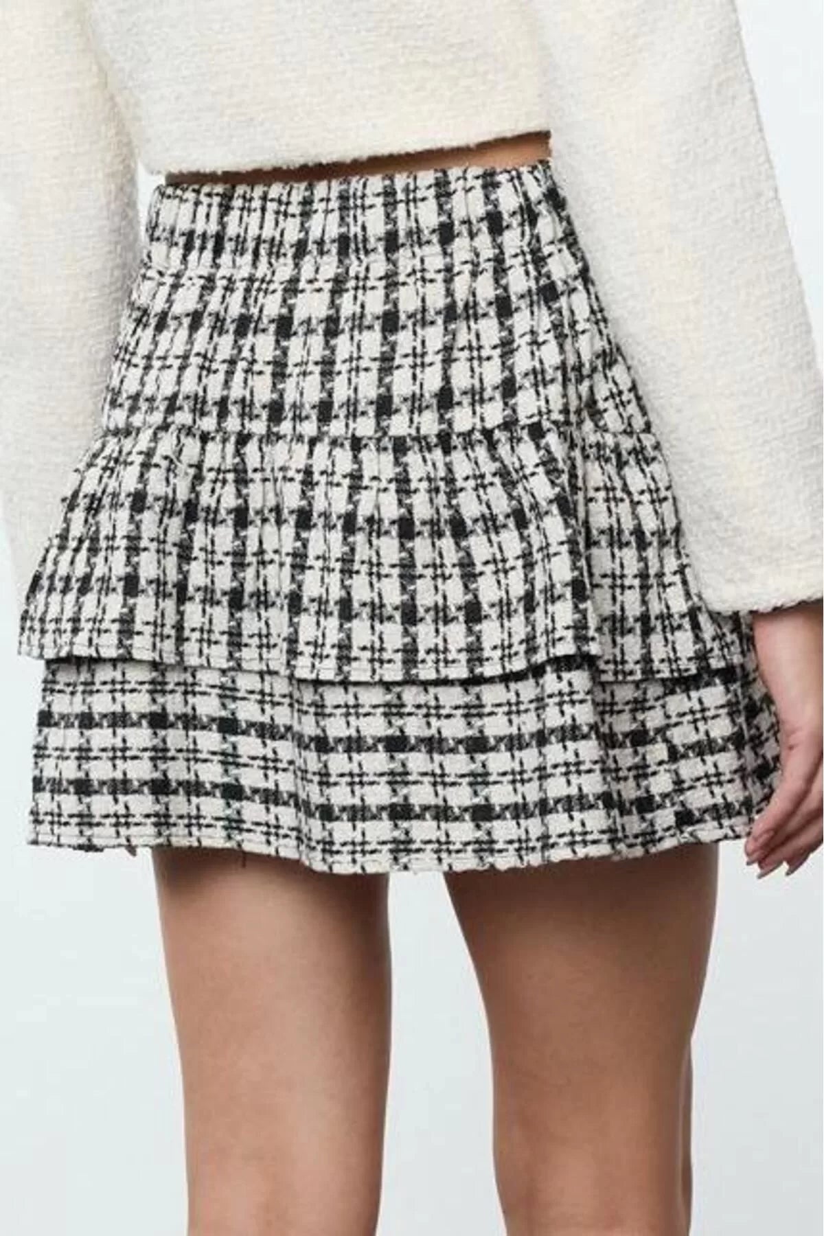 Women Fashion Style Mini Unlined Woven Skirt Ruffle Detail Plaid Patterned Flannel Fabric Mini Skirt