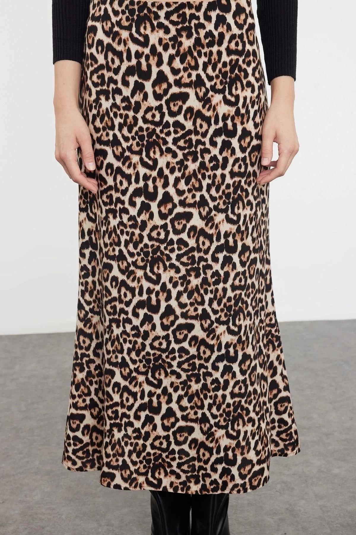 Women Fashion Style Maxi Unlined Woven Leopard Animal Patterned Maxi Length Woven Skirt