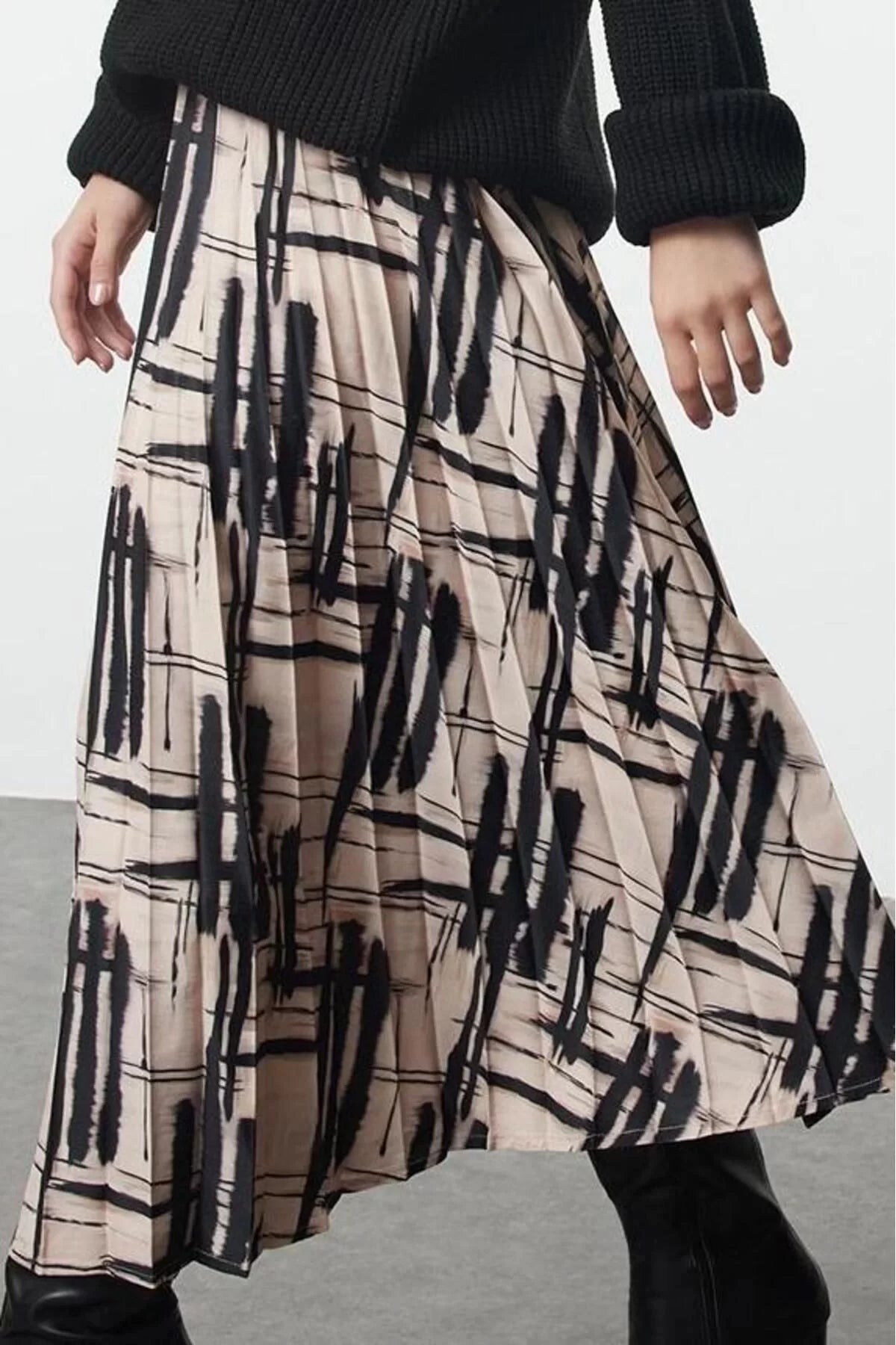 Women Fashion Style Maxi Unlined Woven Patterned Pleated Satin Fabric Midi Length Woven Skirt