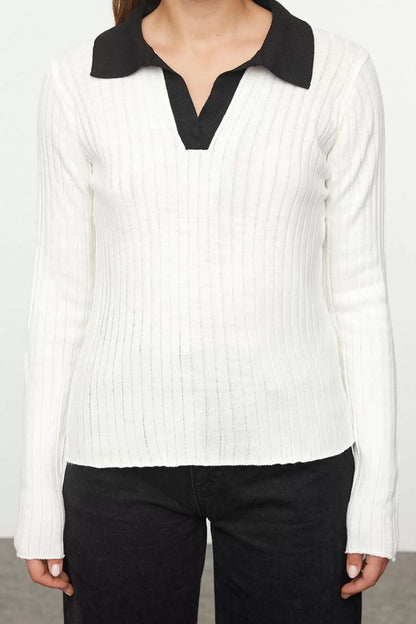 Women Fashion Stylish Polo Neck Standard Sleeve Regular Color Block Knitwear Sweater