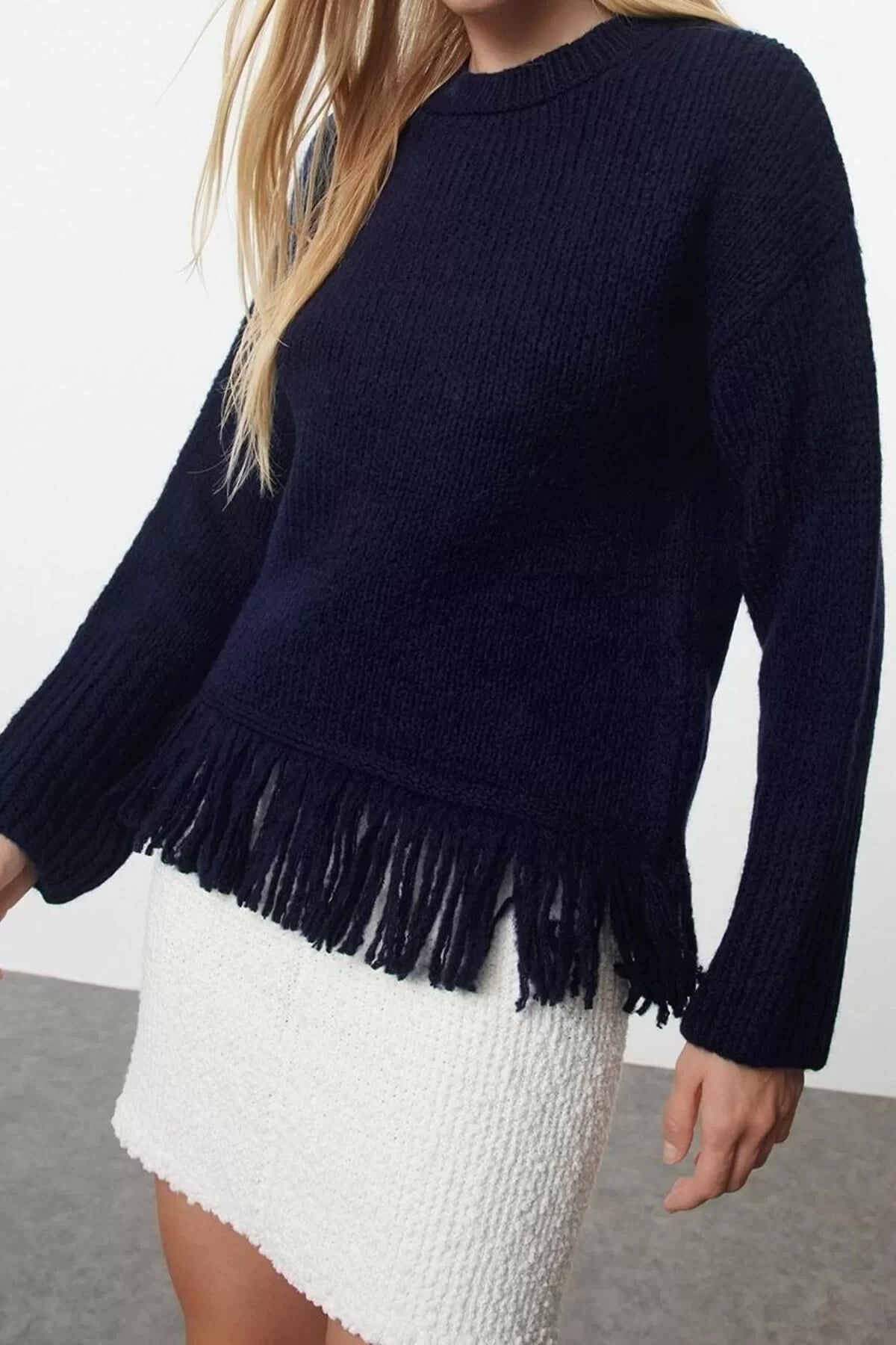 Women's Fashion Stylish Crew Neck Standard Sleeve Regular Soft Texture Tassel Detailed Knitwear Sweater