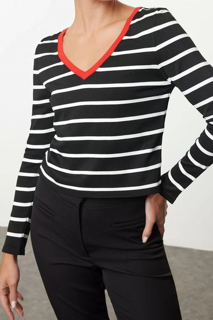 Women Fashion Stylish V Neck Regular Sleeve Regular Crop Striped Knitwear Sweater