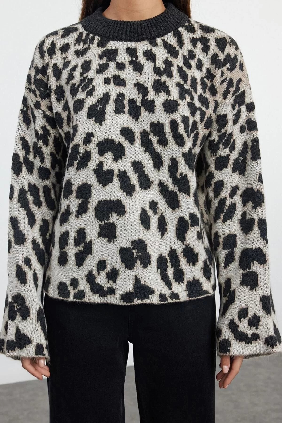 Women Fashion Stylish Crew Neck Standard Sleeve Regular Soft Texture Leopard Patterned Knitwear Sweater