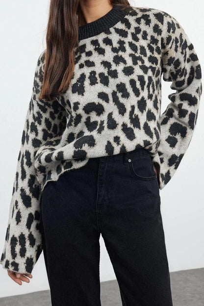 Women Fashion Stylish Crew Neck Standard Sleeve Regular Soft Texture Leopard Patterned Knitwear Sweater