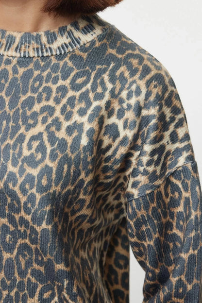 Women Fashion Stylish Crew Neck Regular Sleeve Leopard Pattern Printed Knitwear Sweater