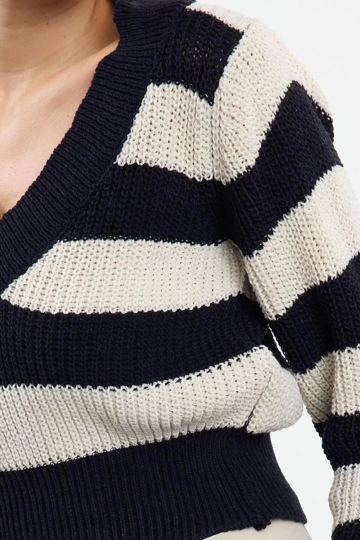 Women Fashion Stylish V Neck Regular Sleeve Regular Crop Striped Knitwear Sweater