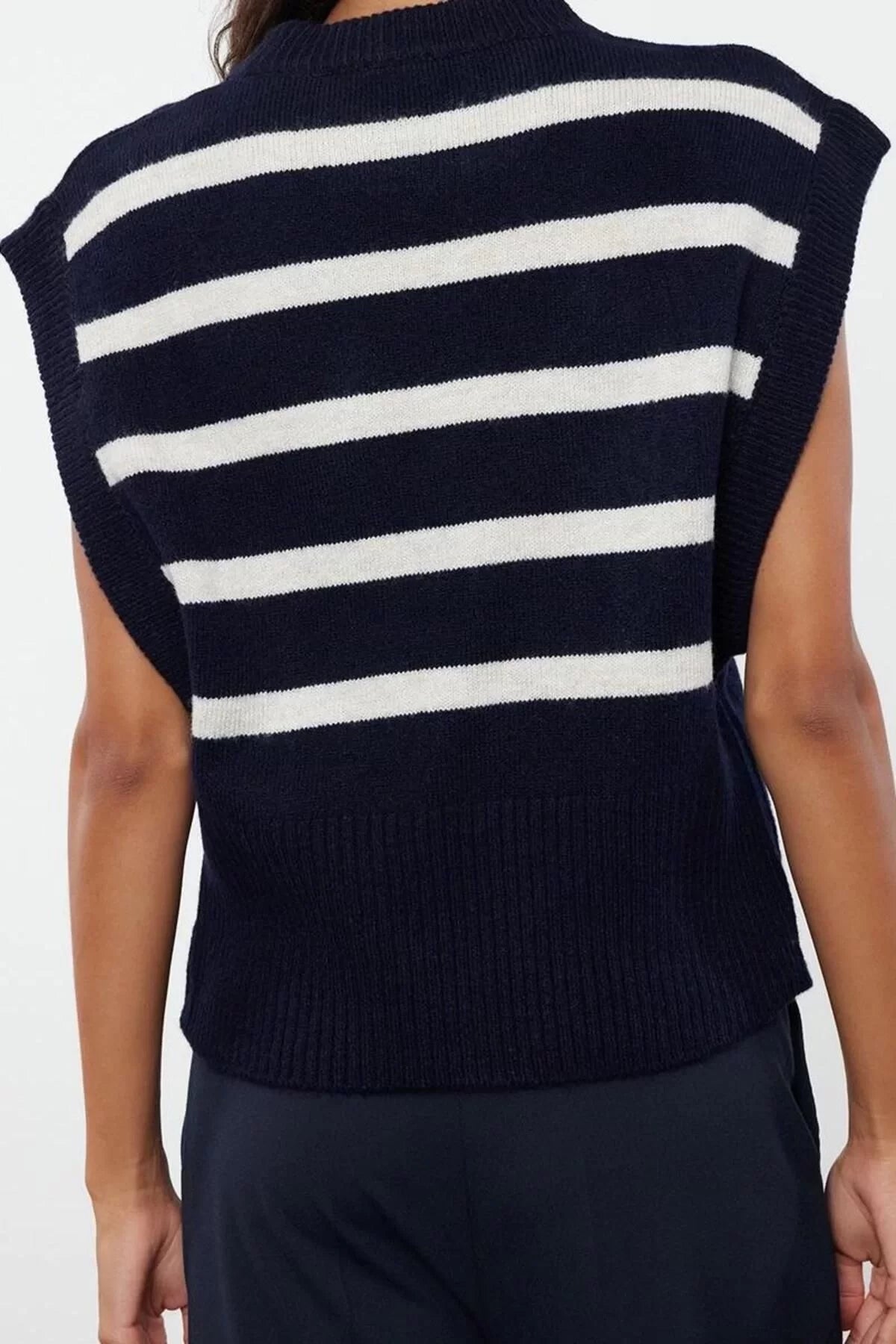 Women Fashion Stylish Crew Neck Regular Sleeve Soft Textured Striped Knitted Sweater