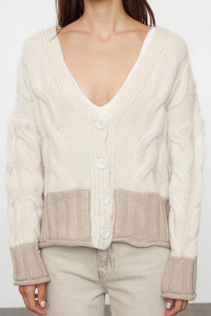 Women's Fashion Stylish Regular V Neck Regular Soft Texture Knit Detailed Knitwear Cardigan