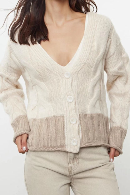 Women's Fashion Stylish Regular V Neck Regular Soft Texture Knit Detailed Knitwear Cardigan