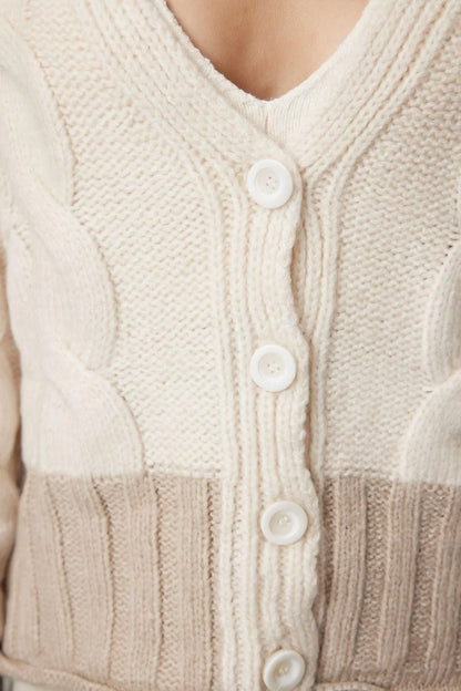 Women's Fashion Stylish Regular V Neck Regular Soft Texture Knit Detailed Knitwear Cardigan