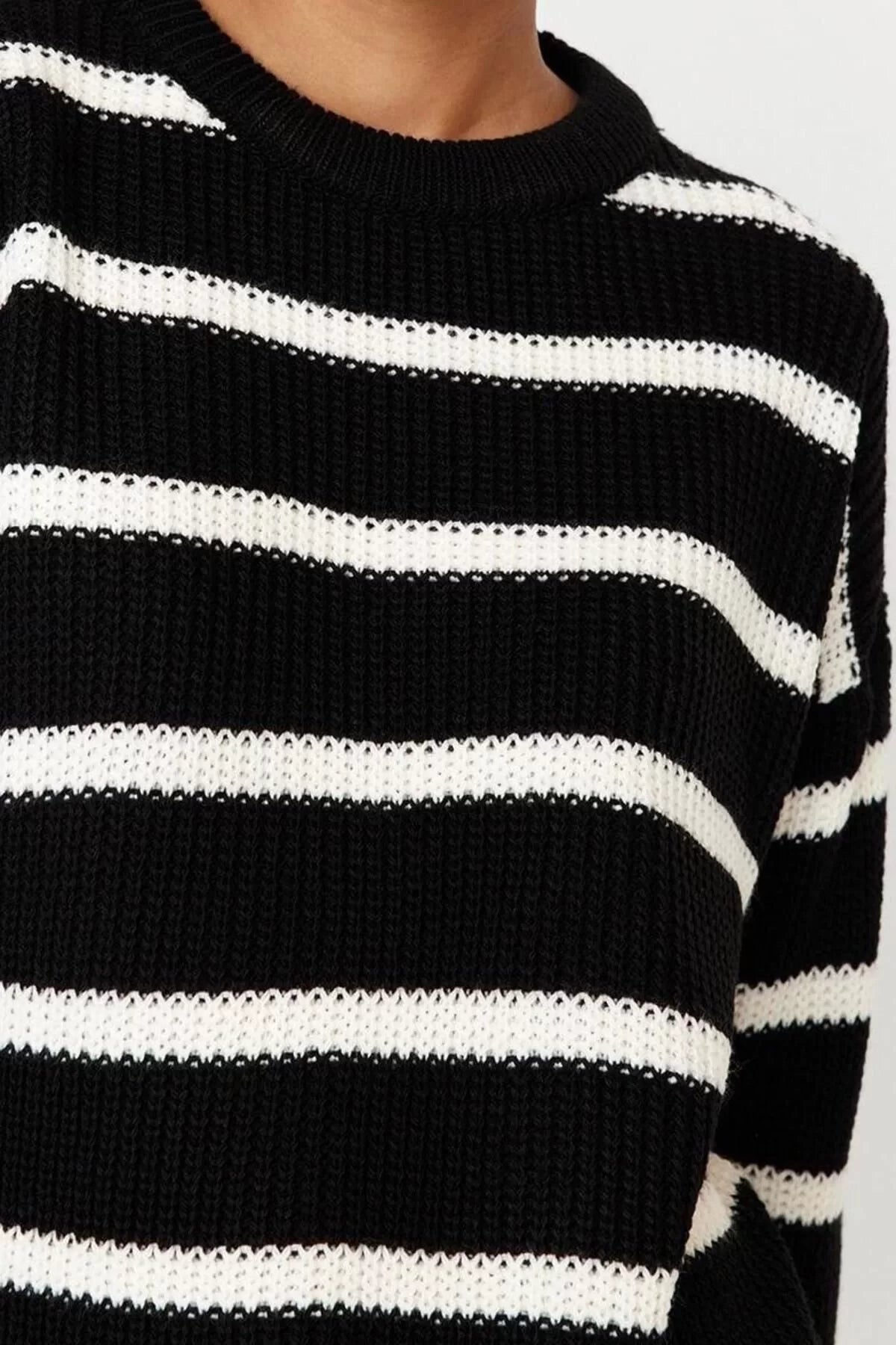 Women Fashion Stylish Crew Neck Standard Sleeve Regular Wide Fit Striped Knitwear Sweater