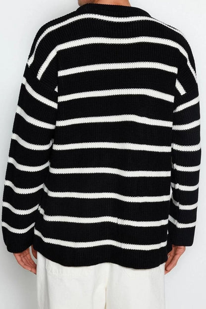 Men's Modern Style Comfortable Long Crew Neck Striped Sleeve Regular Knitwear Sweater