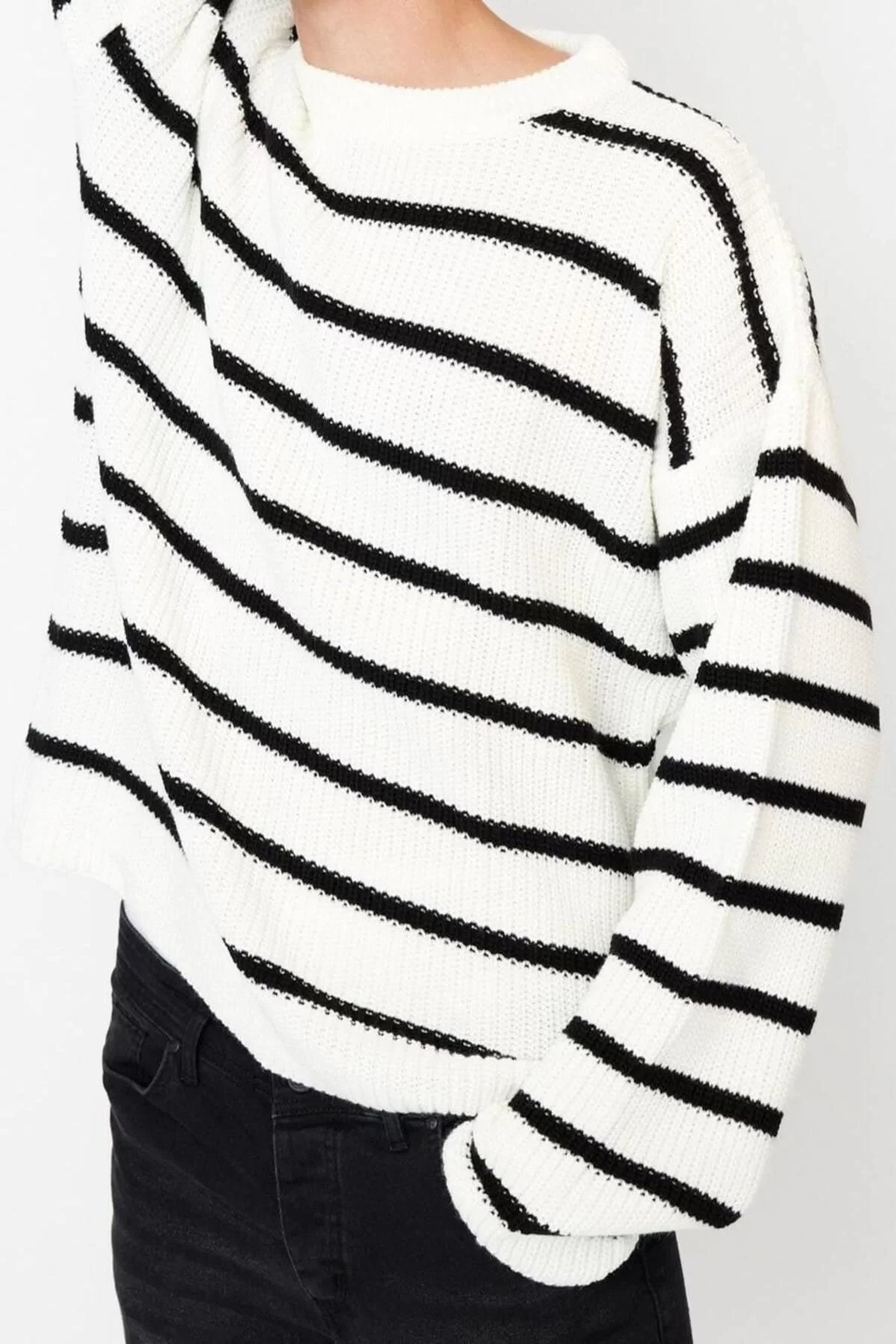 Men's Modern Style Comfortable Long Crew Neck Striped Sleeve Regular Knitwear Sweater