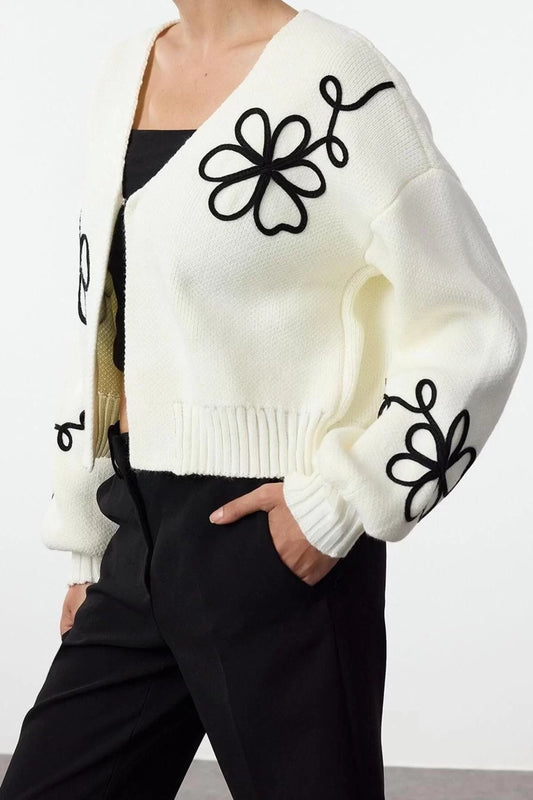 Style Modern Women Regular Standard Sleeve V Neck Embroidery Detailed Knitwear Cardigan