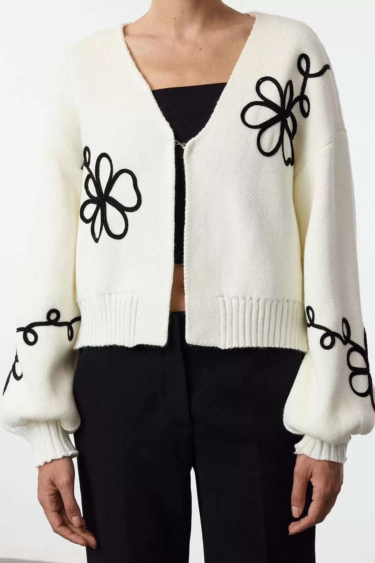 Style Modern Women Regular Standard Sleeve V Neck Embroidery Detailed Knitwear Cardigan