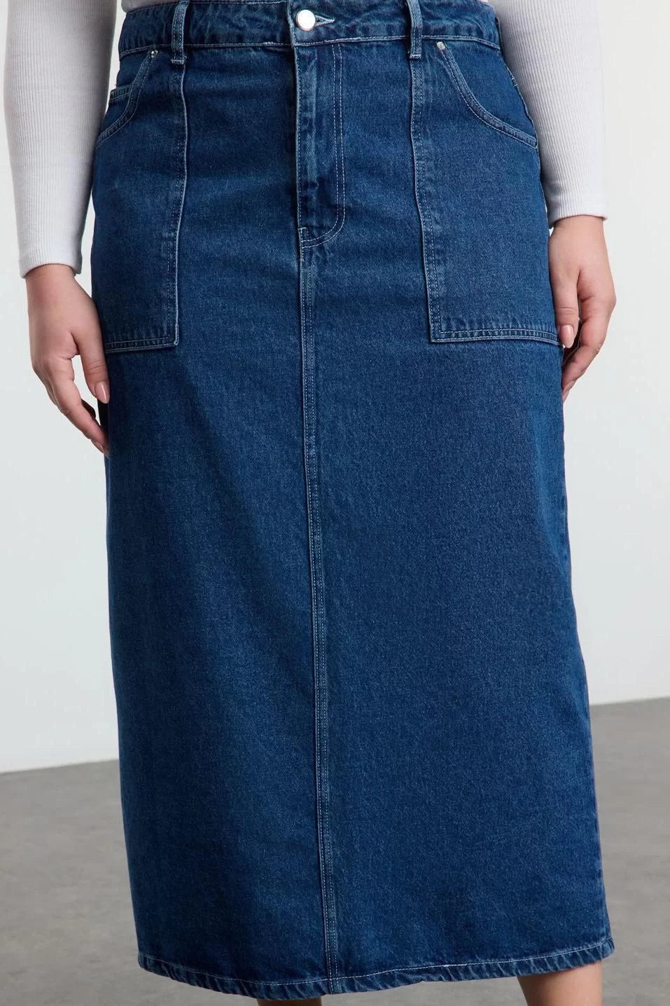 Modern Style Plus Size Unlined Denim Midi Length More Sustainable Pocket Detailed Midi Denim Skirt