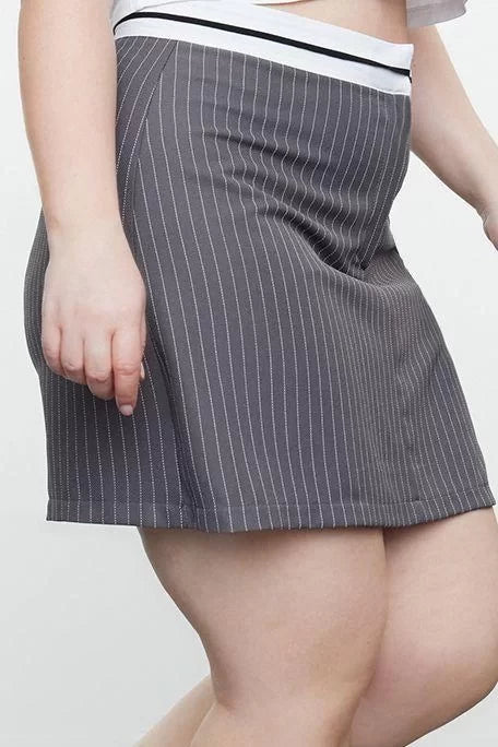 Plus Size Fashion Woven High Waist Skinny Leg Stylish Waist Belt Detailed Mini Striped Woven Shorts Skirt