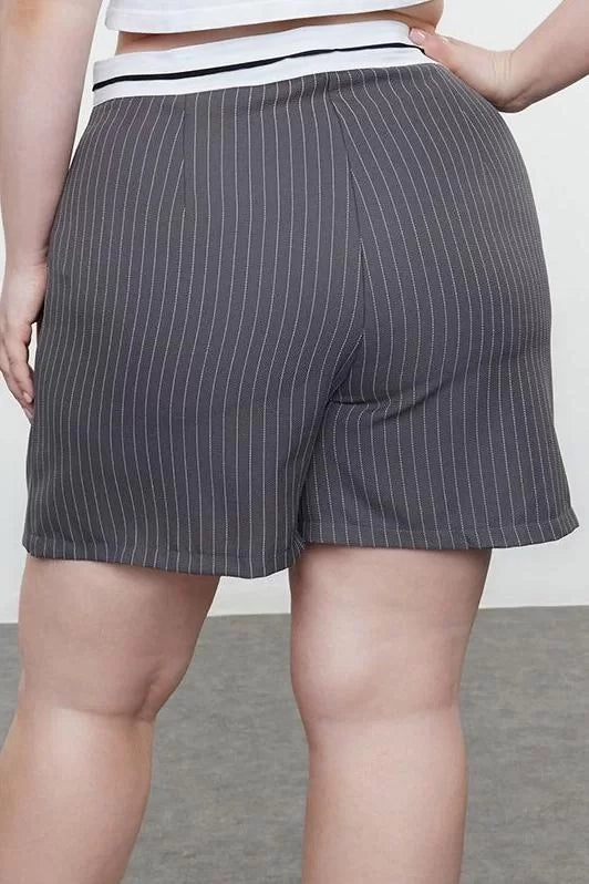 Plus Size Fashion Woven High Waist Skinny Leg Stylish Waist Belt Detailed Mini Striped Woven Shorts Skirt